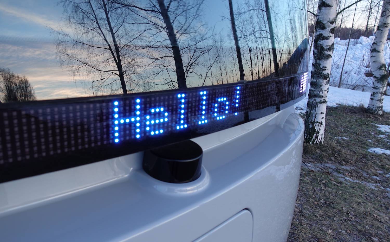 Cuenta con LED en el exterior y en los cinturones de seguridad