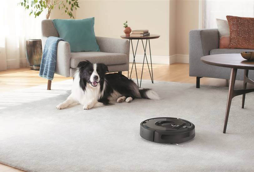 La aspiradora Roomba i7+ puede acceder a todos los rincones de la casa y limpiar en cualquier tipo de superficie eliminando toda la suciedad. A partir de ahora podrás acariciar y 