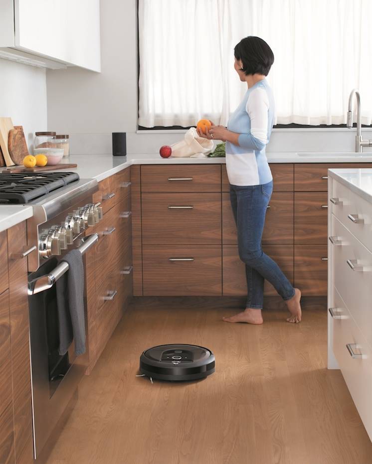 La aspiradora Roomba i7+ es inteligente y compatible y cuenta con asistentes de voz.