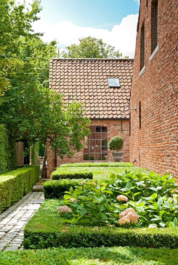 Una casa decomonónica en Bélgica por el estudio Polyedre. []Una casa decimonónica en Bélgica por el estudio Polyedre