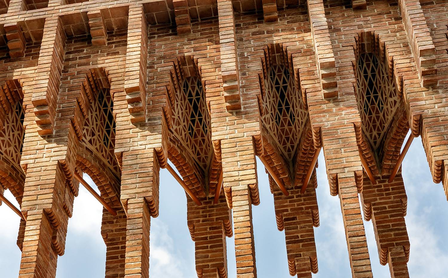 La cascada es una de las denominadas obras de "Gaudí invisible", porque a pesar de haber sido derribada se ha podido reconstruir gracias a las posibilidades de la informática.