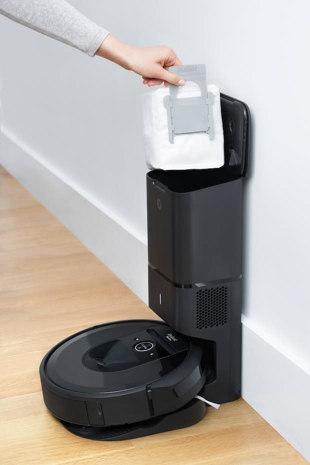 Una vez finalizada su tarea, se dirige a su estación de carga y vaciado automático Clean Base donde la suciedad se elimina de manera automática en una bolsa desechable.