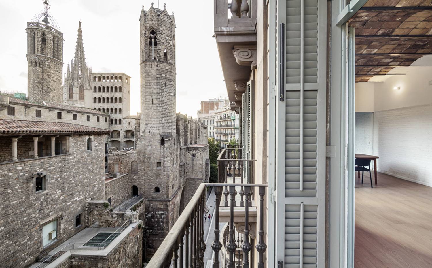 Balcón exterior desde salón, Barcelona, barrio gótico, cerramientos de madera. La vivienda se encuentra en un edificio catalogado que condicionó el proyecto potenciando su valor esencial a partir de unas mínimas actuaciones.