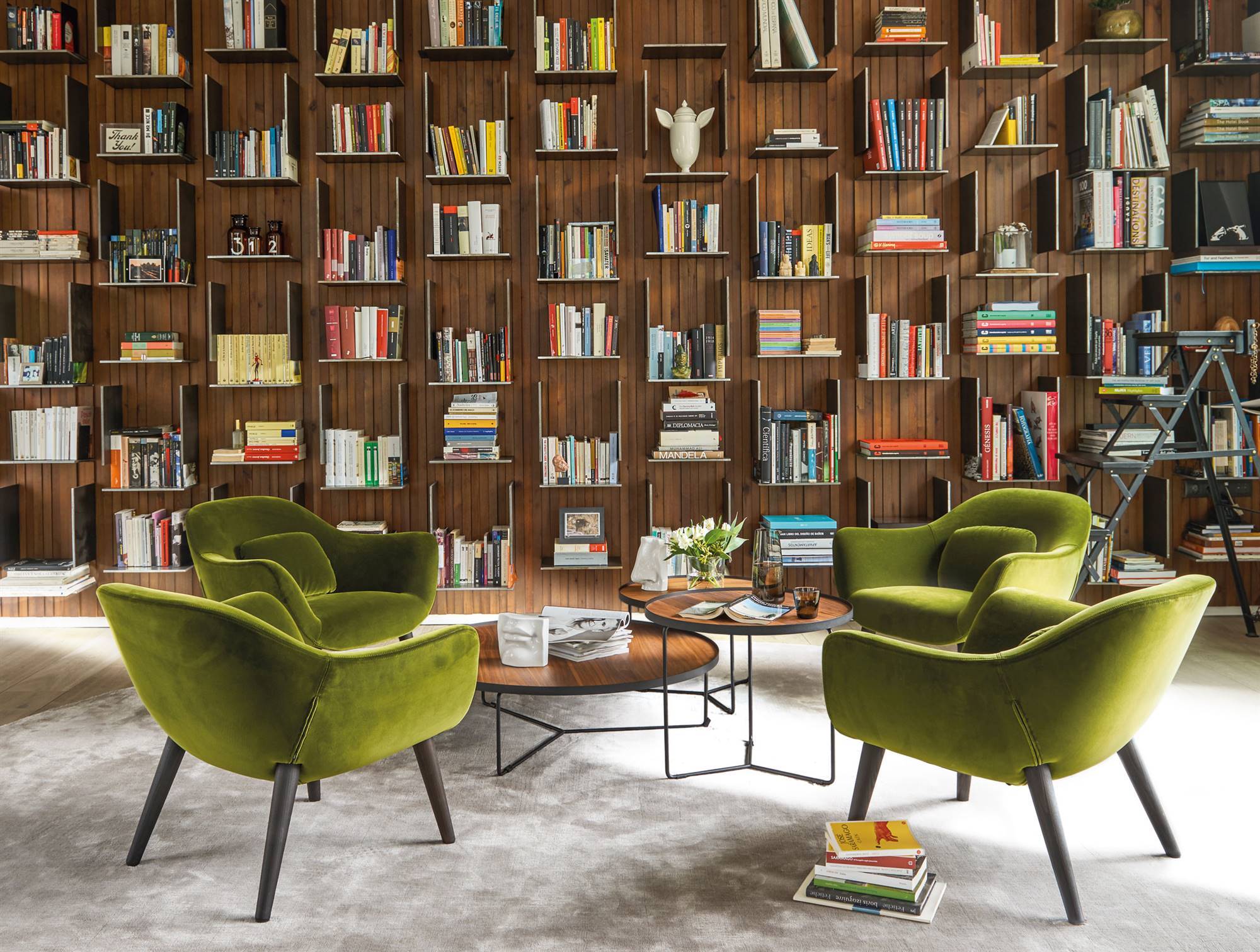 librería hecha a medida diseño estantes libros butacas verdes 