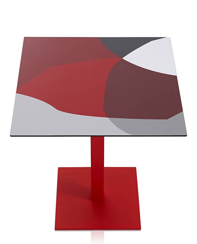 Mesa cuadrada 70x70 con grafismos de Jonathan Lawes para la firma DIABLA.