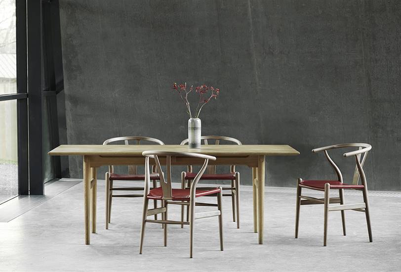 La CH24 Wishbone Chair se fabrica de manera ininterrumpida en Carl Hansen & Søn desde 1950.