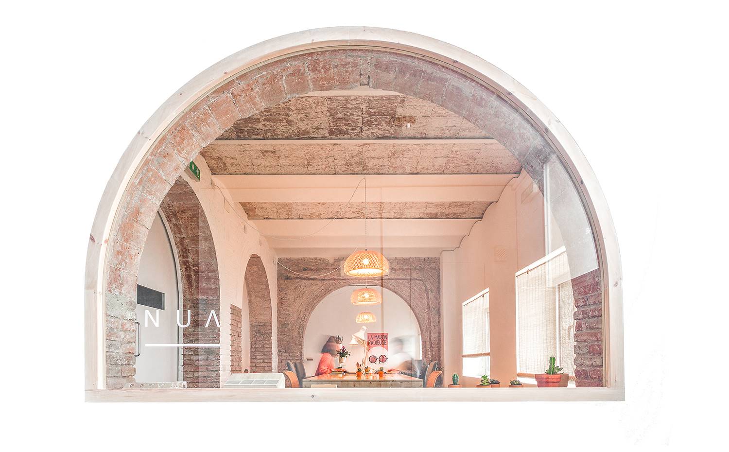 Detalle ventana semicírculo, cerramiento acristlado. La zona común de acceso conecta visualmente con el espacio de trabajo y el exterior abriendo una nueva gran ventana con marcos de madera.