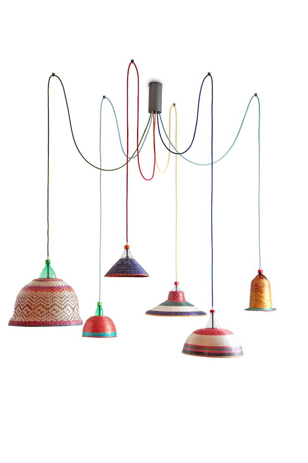 Bambú y plástico se unen en este ejercicio de diseño que aúna artesanía y sostenibilidad.