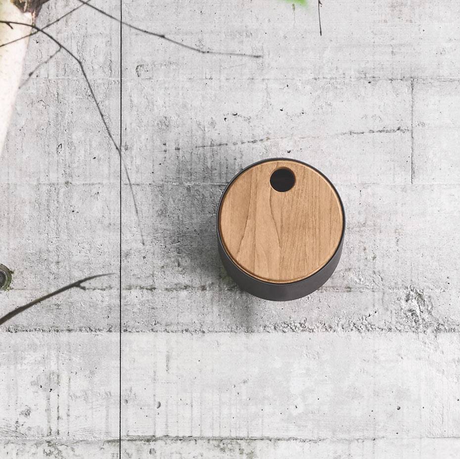 En madera de teca y aluminio, Gloster ha creado un nido en el que pueden críar las aves.