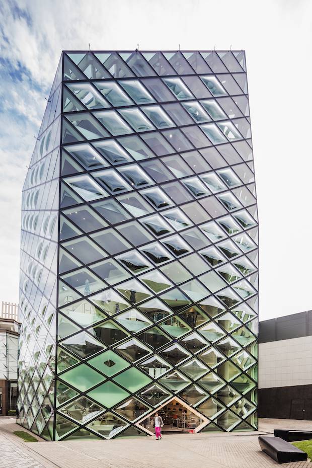 Fachada de la tienda de Prada en Tokyo, diseñada por Herzog & De Meuron.