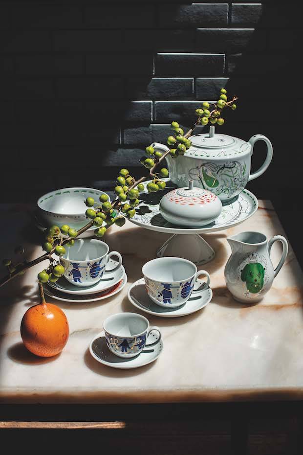 Juego de té de porcelana ilustrado de Jaime Hayón para Vista Alegre