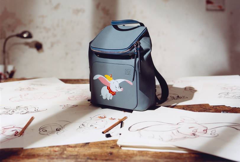 Loewe ha vestido algunas piezas míticas de su colección con Dumbo de Disney.