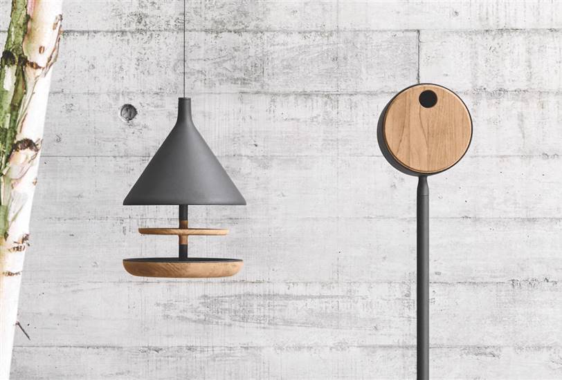 Mark Gabbertas ha diseñado una casita para pájaros y un comedero.