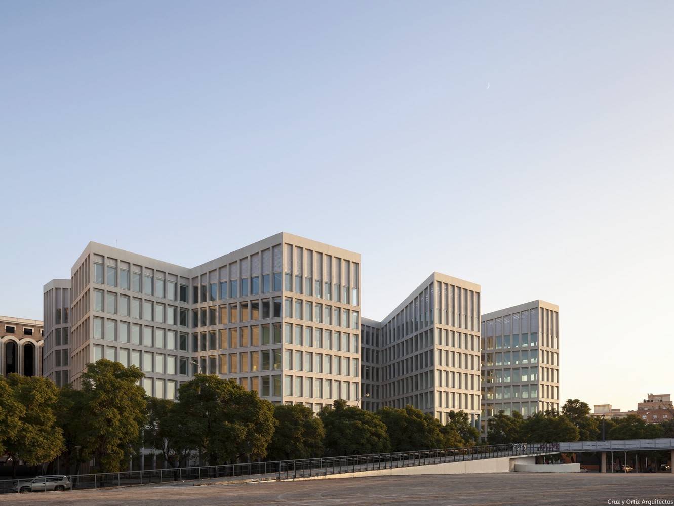 Oficinas Consejería Fomento calle Picasso Sevilla de Cruz y Ortiz arquitectos