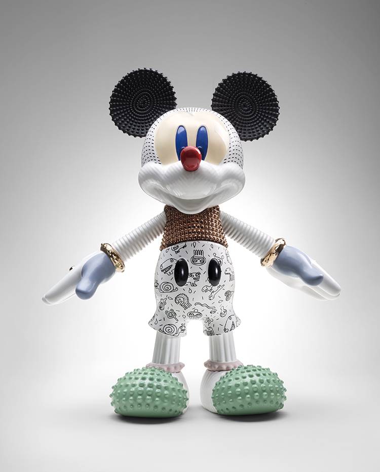 01 MickeyForeverYoung Disney ElenaSalmistraro Bosa ph.AlbertoParise. Artesanía de alta calidad, a base de cerámica e incrustaciones de metales y esmaltes, caracteriza al trabajo de Bosa y de esta pieza realizada con motivo del 90 aniversario del personaje de Disney. 
