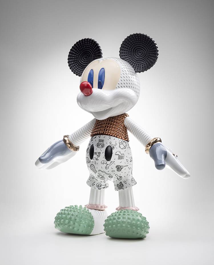 02 MickeyForeverYoung WaltDisney ElenaSalmistraro Bosa ph.AlbertoParise. La alegría del icónico ratón que dio vida Walt Disney queda plasmada en esta pieza atemporal de 50 centímetros de altura. 