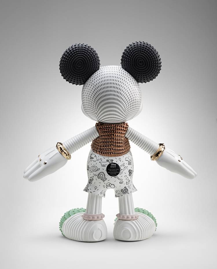 04 MickeyForeverYoung WaltDisney ElenaSalmistraro Bosa ph.AlbertoParise. La figura de Mickey Mouse, realizada a mano, responde a un lenguaje emocional cargado de matices.
