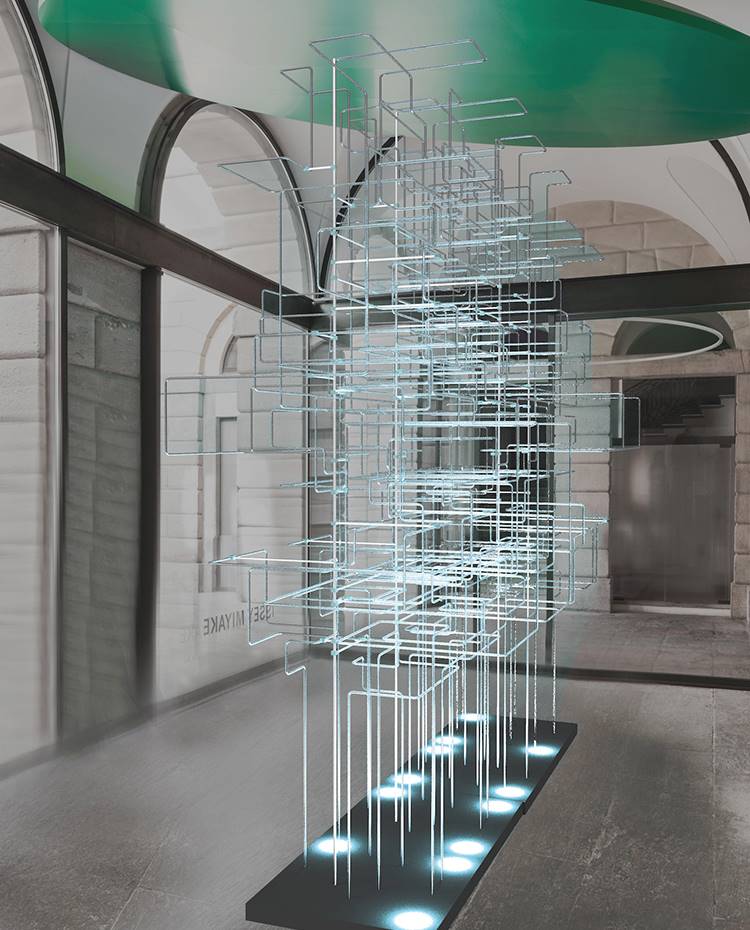 Ciencia y belleza se dan cita en Milán con la propuesta de Jólan van der Wiel creada para la tienda de Issey Miyake en Milán.