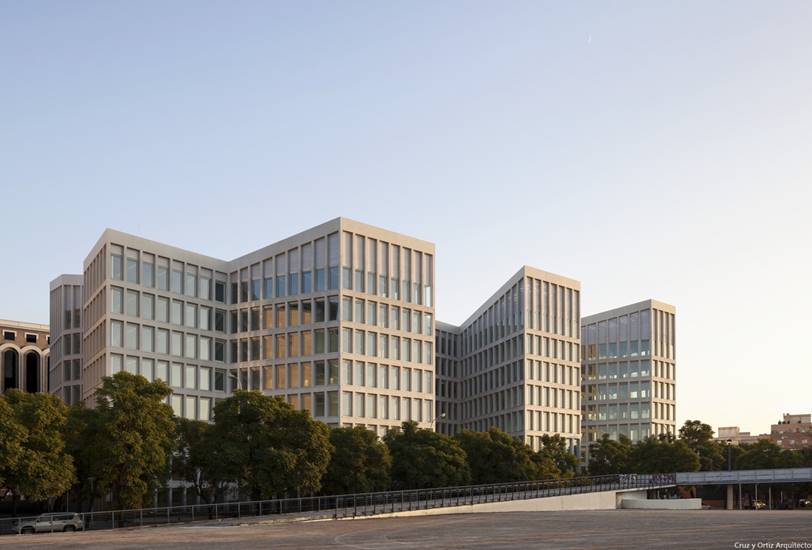 Oficinas Consejería Fomento calle Picasso Sevilla de Cruz y Ortiz arquitectos