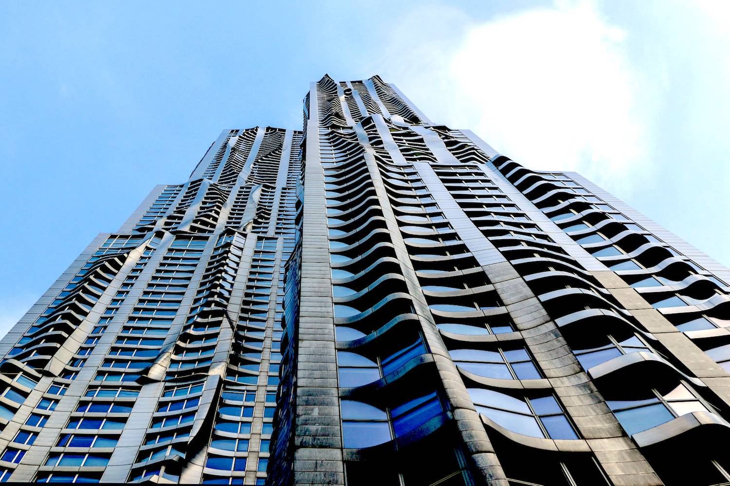 El edificio de Eight Spruce street (2011), en el bajo Manhattan, cerca del puente de Brooklyn, es el primer rascacielos proyectado por Frank Gehry