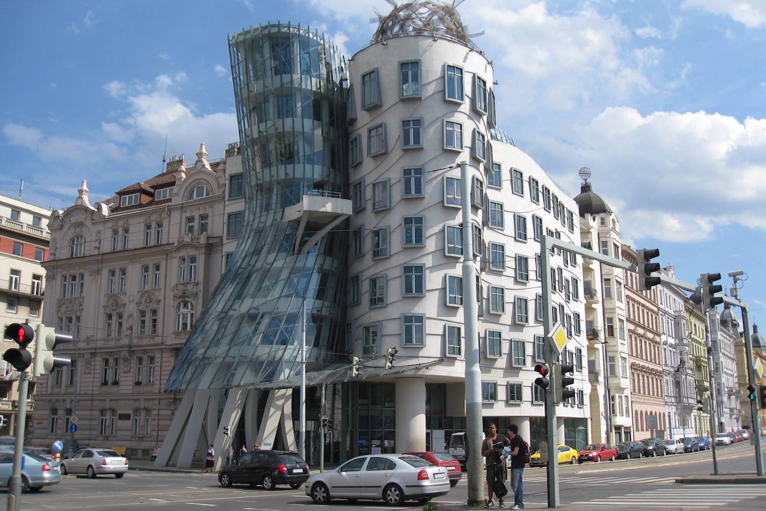 El edificio de la compañía Nationale Nederlanden en Praga, República Checa (1996) es una de sus primeras obras. Frank Gehry
