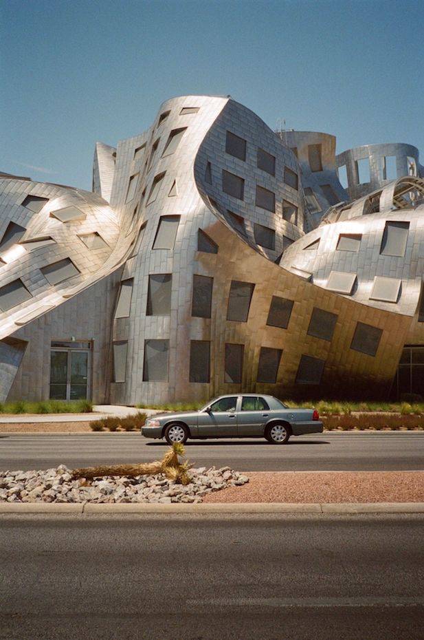 La fachada del la clínica Ruvo en Las Vegas parece derretirse bajo el calor del desierto. Un gran contraste entre los exteriores metálicos y las paredes luminiosas del interior. Frank Gehry