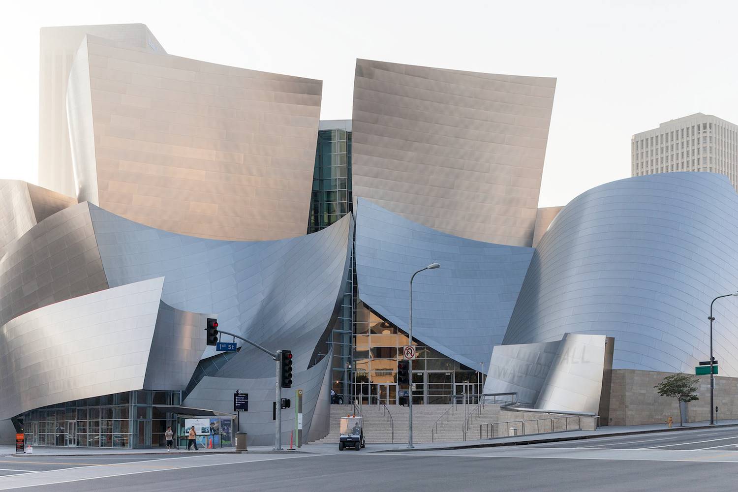 La parte más conocida del Walt Disney Concert Hall en Los Ángeles (2003), es su fachada, muy parecida a la del museo Guggenheim de Bilbao. Frank Gehry
