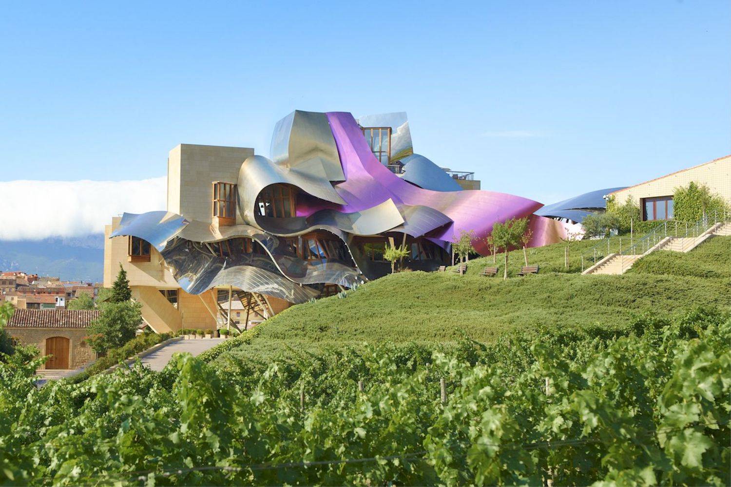 Las siluetas curvas de Gehry están muy presentes en sus proyectos más emblemáticos. Bodegas del Marqués de Riscal, en Elciego.Frank Gehry