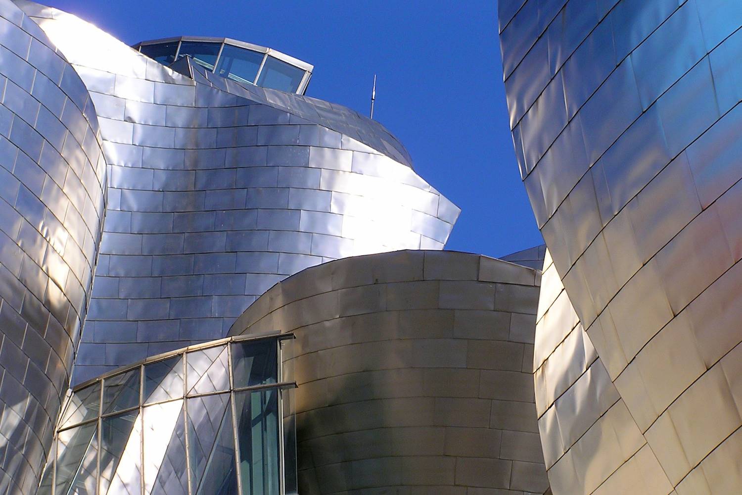 Sin duda una de sus grandes obras fue el Museo Guggenheim en Bilbao (1997). Frank Gehry