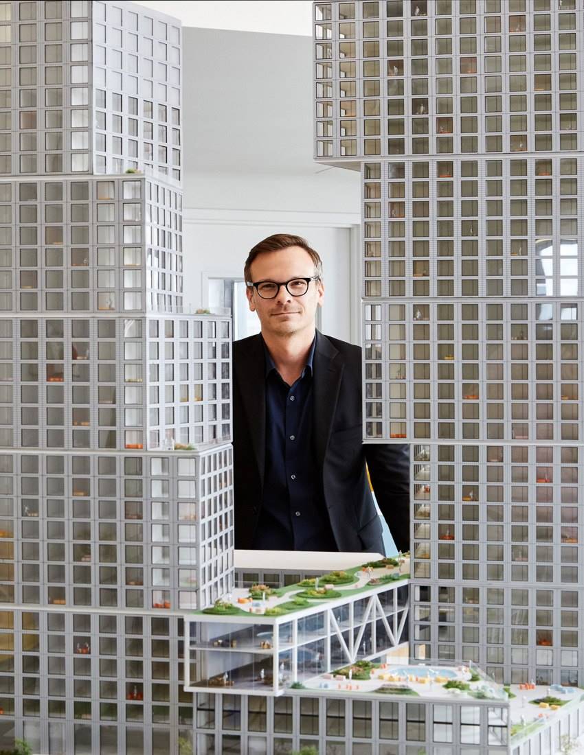 El arquitecto Jason Long de OMA ante la maqueta de las nuevas torres creadas para Greenpoint de Brooklyn