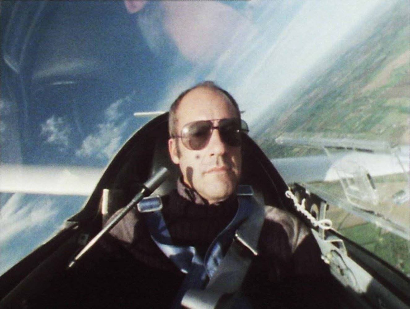 Fotograma de la pelicula sobre ¿Cuánto pesa su edificio Sr. Foster? en el que aparece pilotando un avión