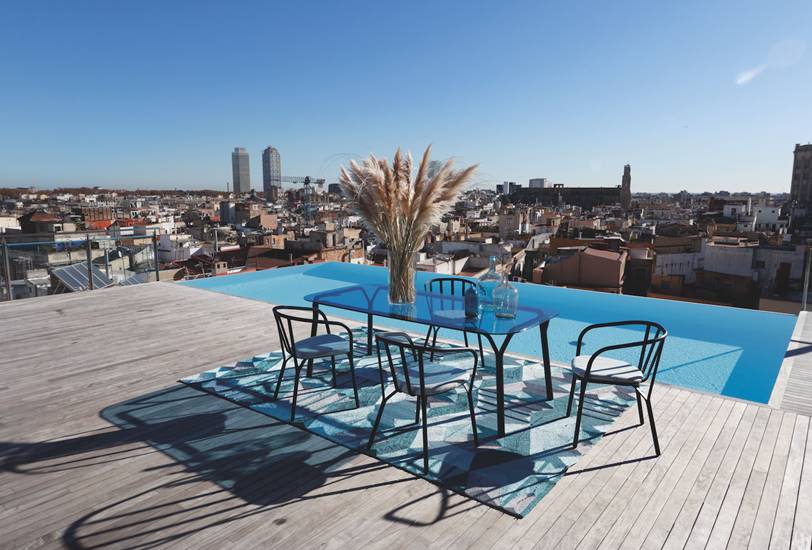 Mesa de comedor y sillas de la colección Angel de Roche Bobois diseñada por Silvana Angeletti & Daniele Ruzza.