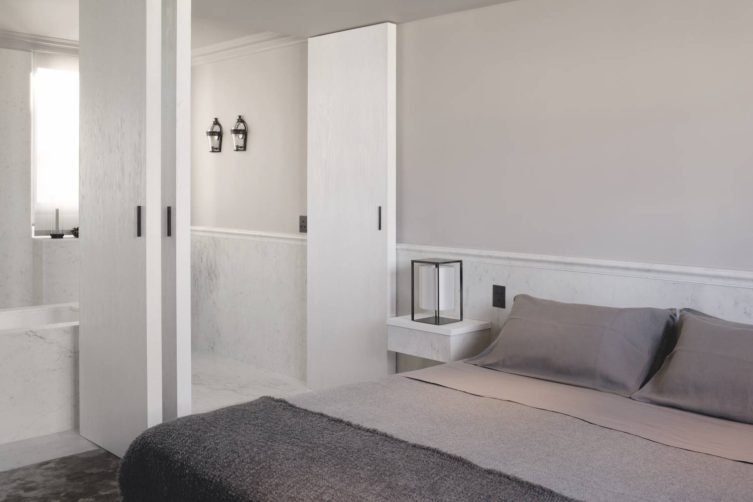 El dormitorio principal ha sido pensado y diseñado para que se una abiertamente al baño. El friso, que forma parte de la arquitectura, continúa a través del baño para crear una pared única en toda su longitud. 