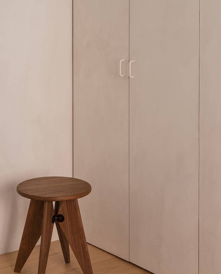 Detalle taburete habitación, armarios a medida. Toda la carpintería integrada en la arquitectura de la vivienda está proyectada a medida por el estudio responsable del proyecto.
