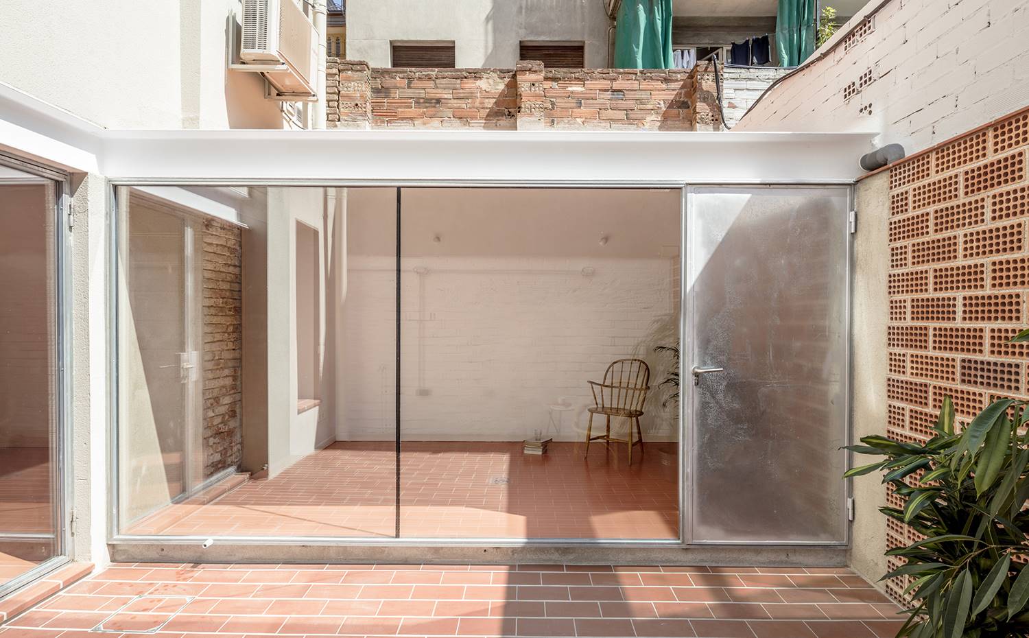 Patio exterior cubierto, cerramientos acristalados. Junto al patio exterior y contigua a la zona de día se levanta una estancia polivalente que tanto puede hacer las veces de dormitorio como de comedor.