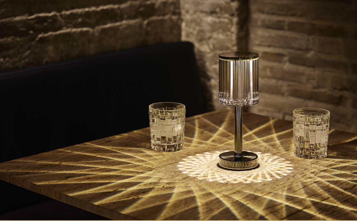 vondom-gatsby-designer-table-lamp-ramon-esteve (1). Gatsby proyecta evocadoras formas geométricas y crea atmósferas llenas de personalidad.