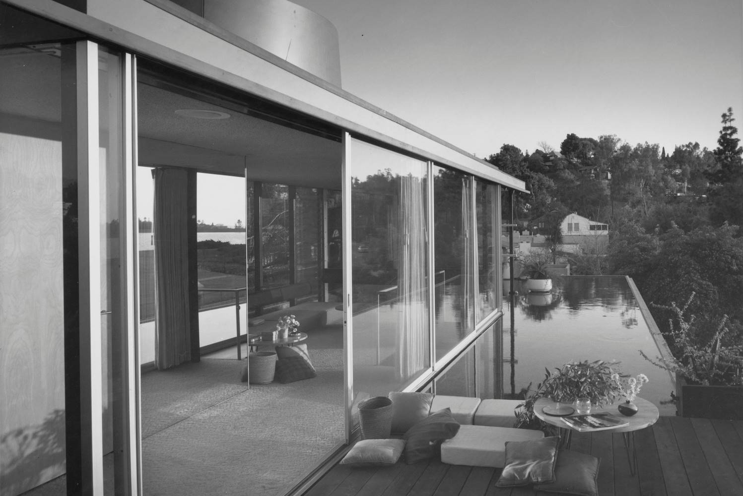 Casa VDL de Richard Neutra reconstruida por Kettal 8. Neutra daba mucha importancia a la relación entre los habitantes y la arquitectura, llegando incluso a hacerles un cuestionario para adaptar la casa a las necesidades del cliente.