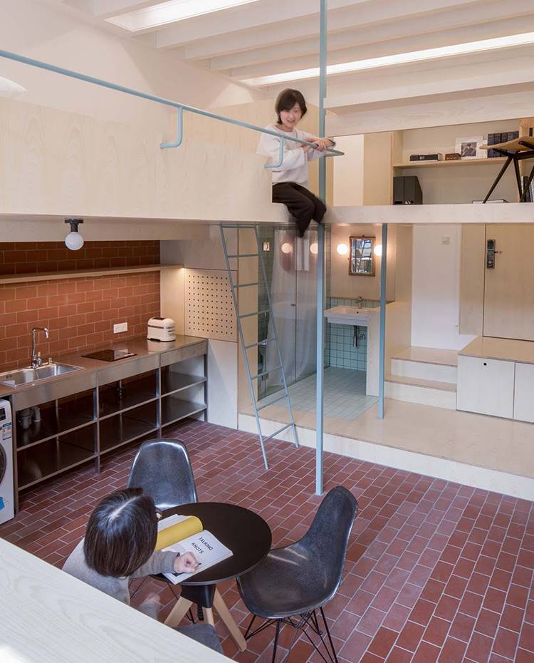 Dormitorio a doble altura sobre comedor. La zona de dormitorio asoma sobre el nivel inferior, permitiendo una comunicación visual constante entre las diferentes áreas.
