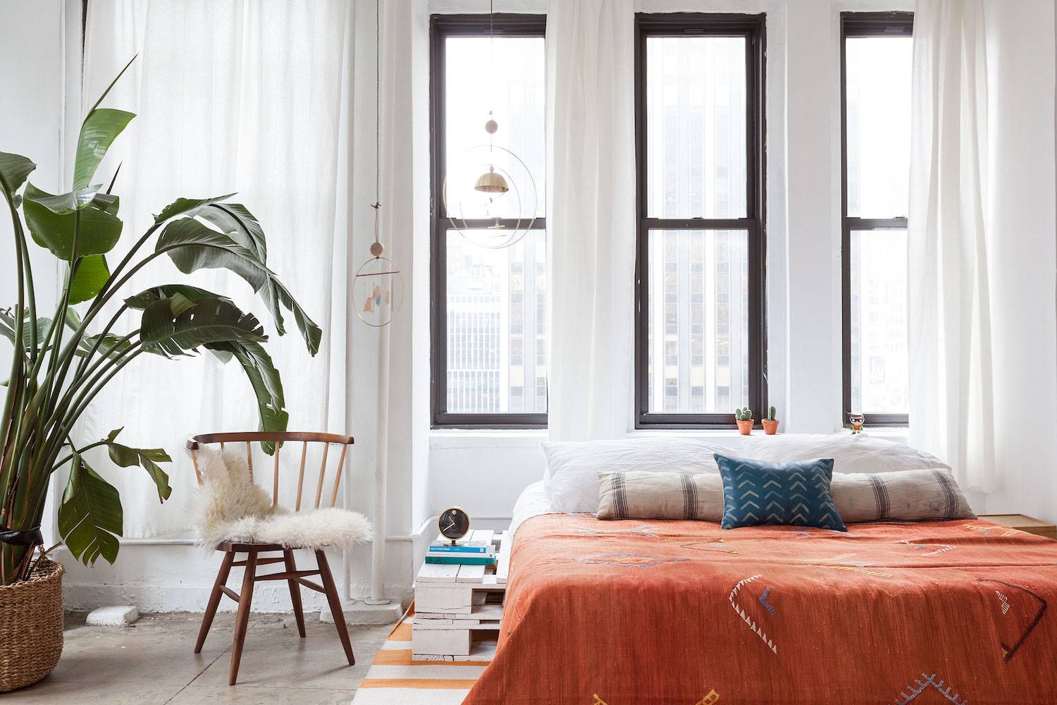 Dormitorio con butaca. [ ] The Apartment