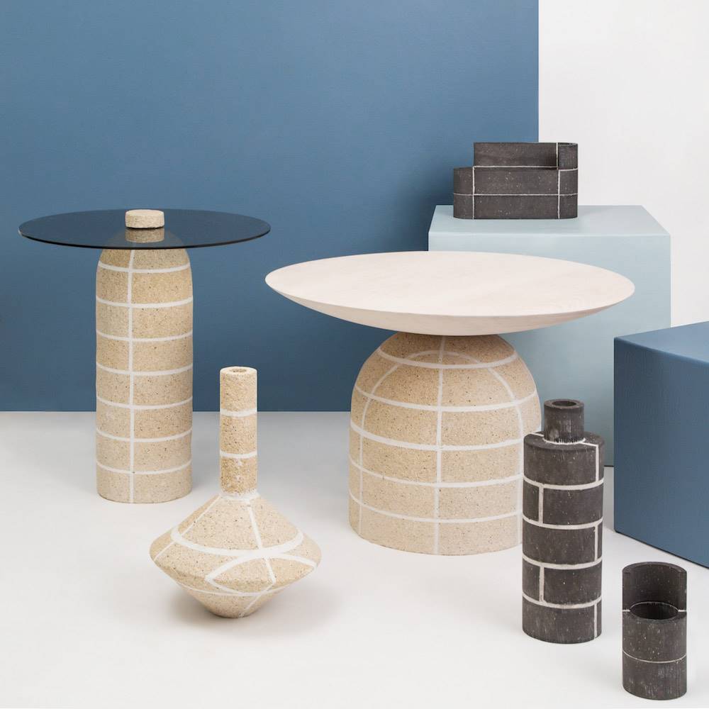 Mesas con base de corcho y estampado geometrico. [ ] Sightunseen