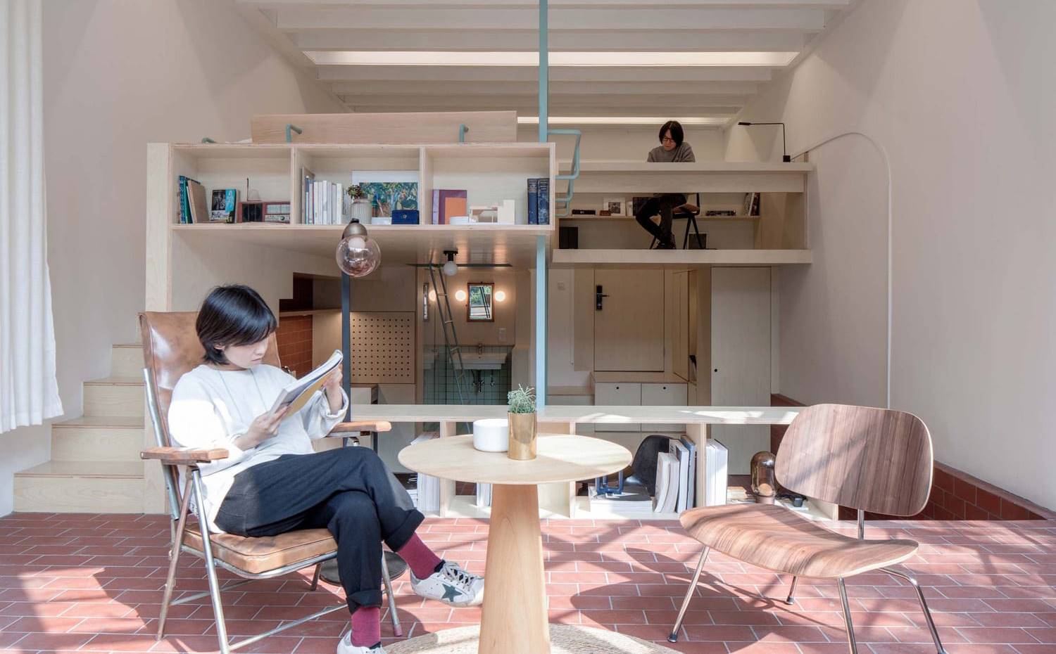 Zona de estar con el dormitorio y estudio al fondo. La gran entrada de luz natural permite disfrutar de una excelente zona de lectura, ya sea en la zona de estar de la planta baja como de la zona de estudio de la planta superior.