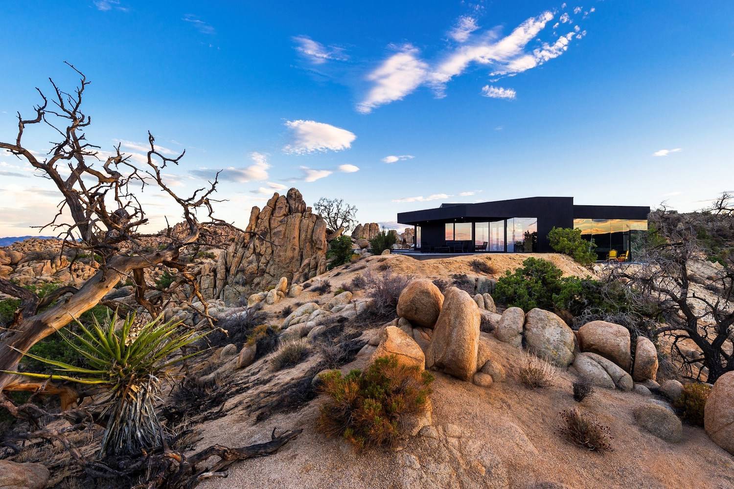 Casa negra del desierto, Oller & Pejic Architects, Yucca Valley, California (2013)