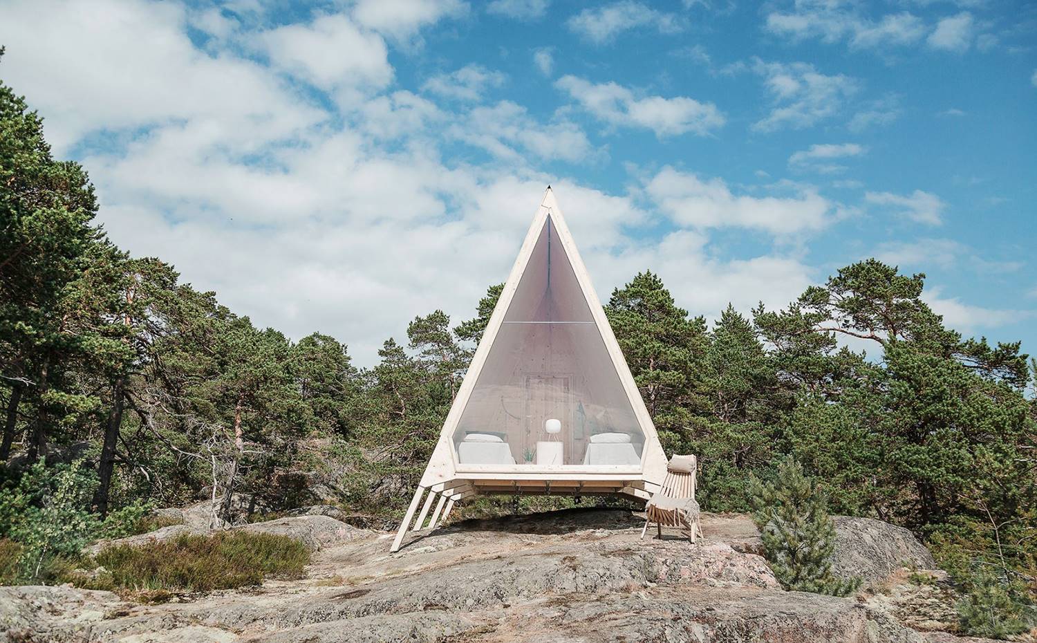 Exterior cabaña de forma triangular, zona boscosa. El proyecto de Robin Flack puede verse ahora de cerca en Concéntrico, el Festival Internacional de Arquitectura y Diseño de Logroño