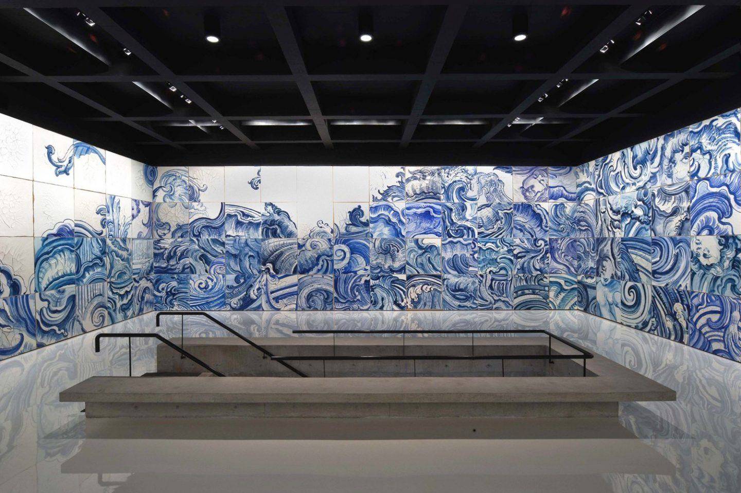 Obra de la artista brasileña Adriana Varejao, "Celacanto provoca maremoto"