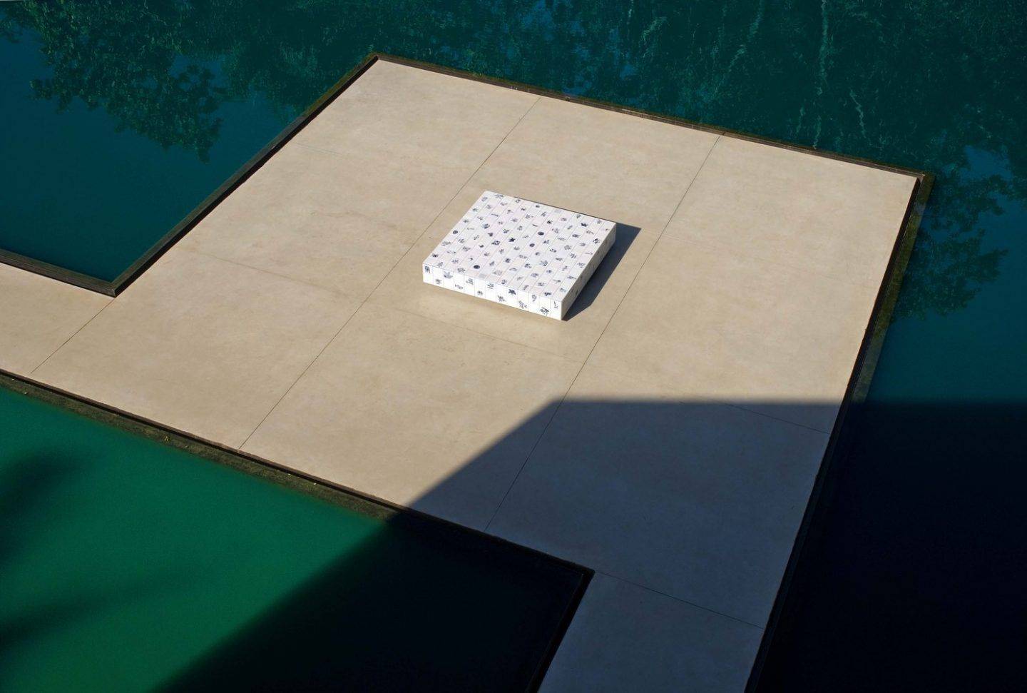 Una de las plataformas de la Adriana Varejão Gallery, dibujando formas racionales sobre un lago