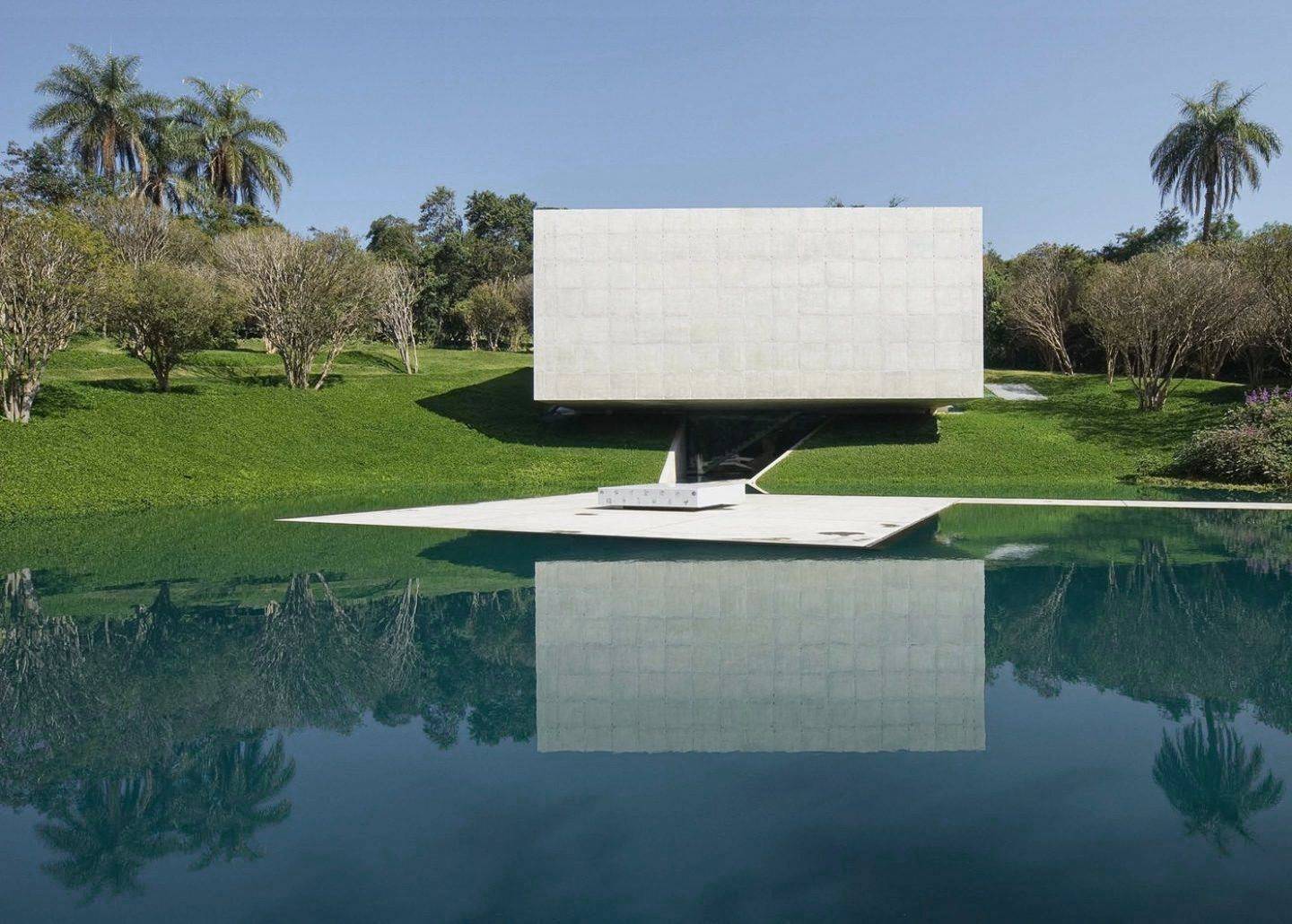 Vista de la fachada principal por donde se accede a la nueva Galería Adriana Varejão del complejo Museo Inhotim