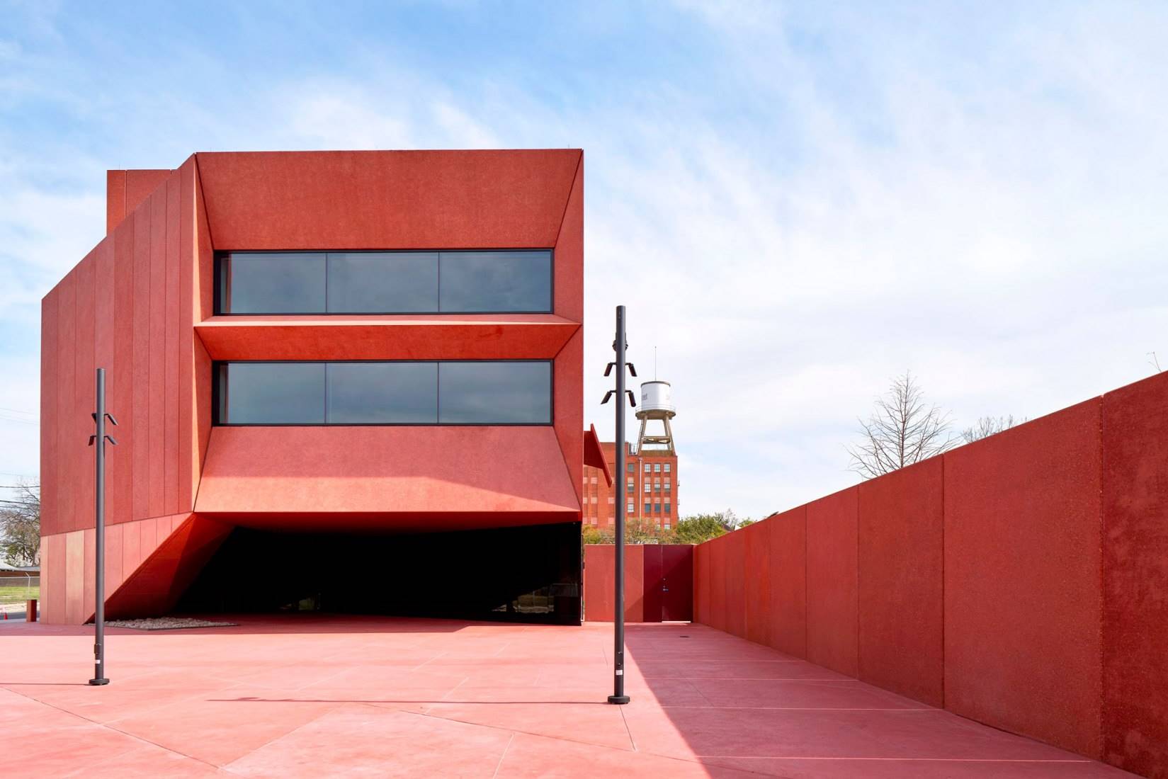 Entrada al museo de arte Fundación Linda Pace donde se aprecia la textura, el color y los pliegues a lo papiroflexia del hormigón.