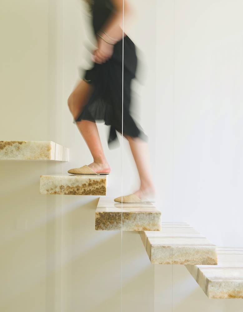 En este proyecto de Ramón Esteve se ha creado una escalera de mármol de ónix con escalones volados e iluminados internamente