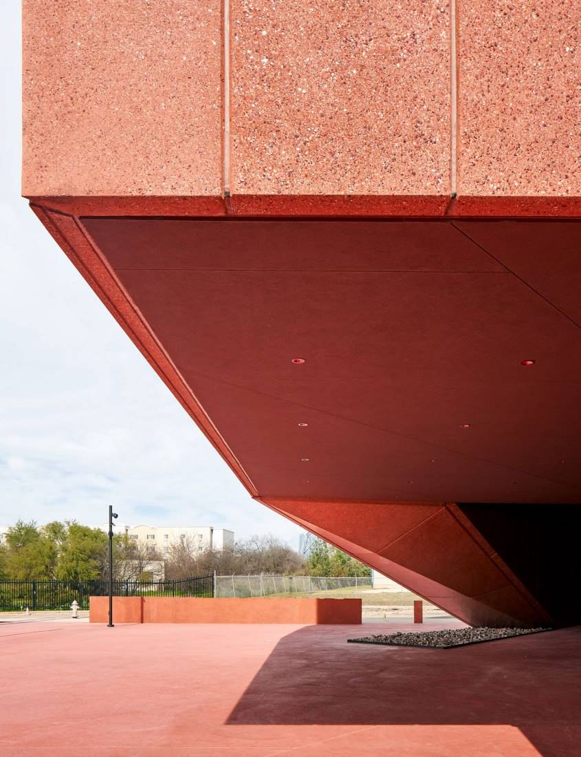 La estructura del edificio, como si fuera una enorme obra de papiroflexia, dibuja sombras geométricas en el soleado suelo de esta zona de Texas.