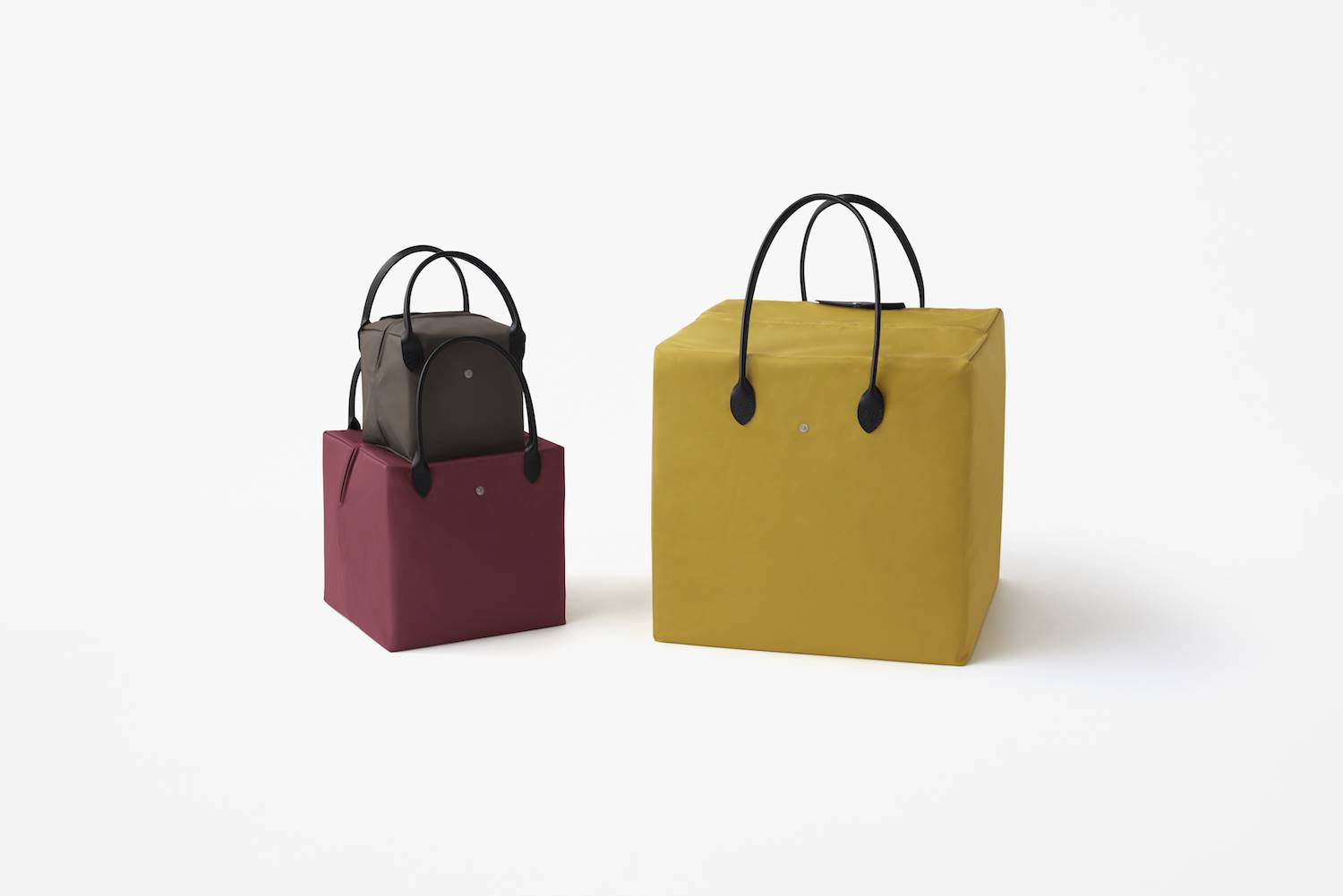 Bolso Katachi diseñado por Nendo para Longchamp 5. El modelo en forma de cubo puede usarse como caja de almacenamiento flexible. 